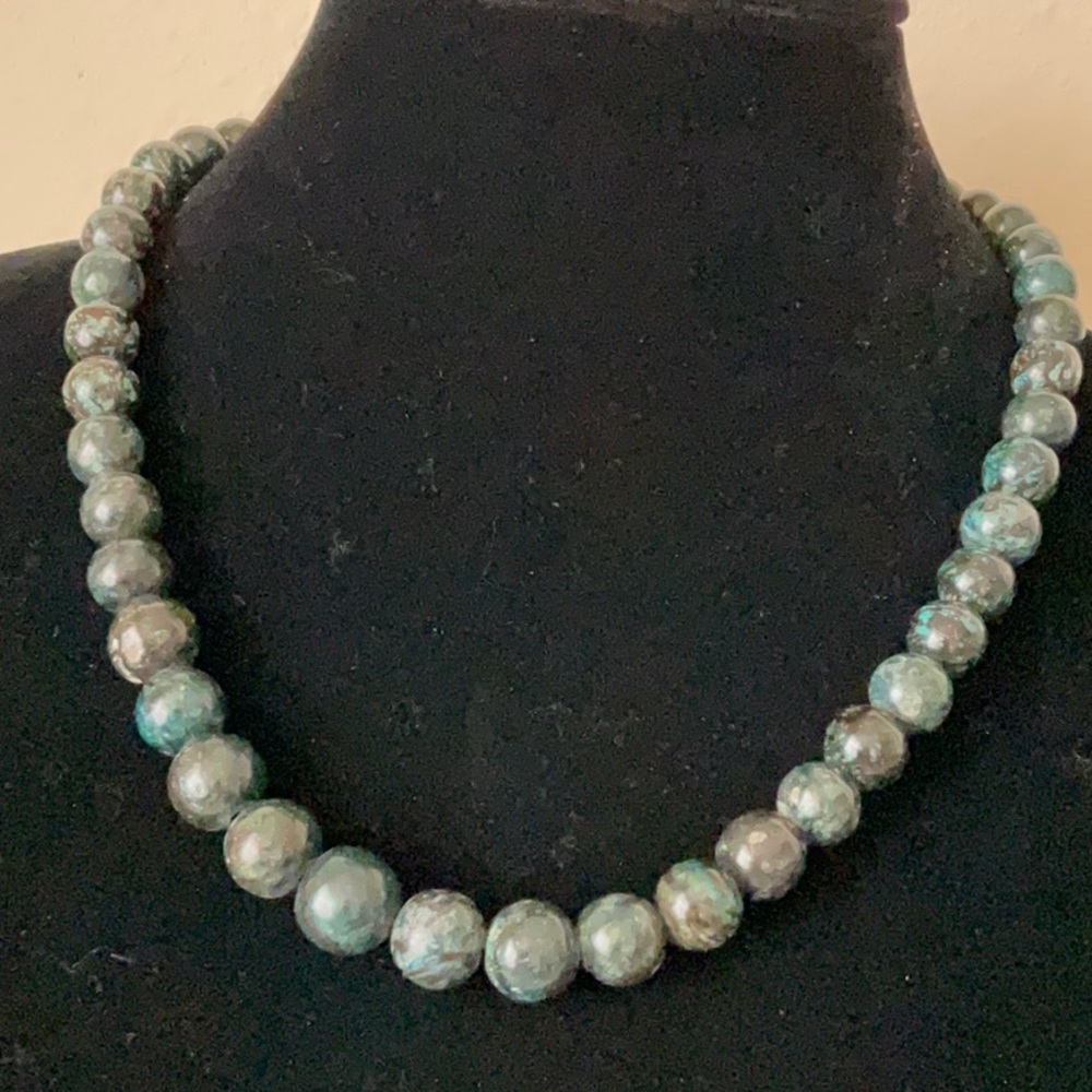 Green Beaded Necklace with Organic Marbled Design
